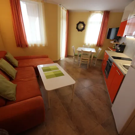 Menada Atrium אלניטה