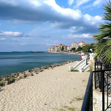 Menada Atrium דירה אלניטה